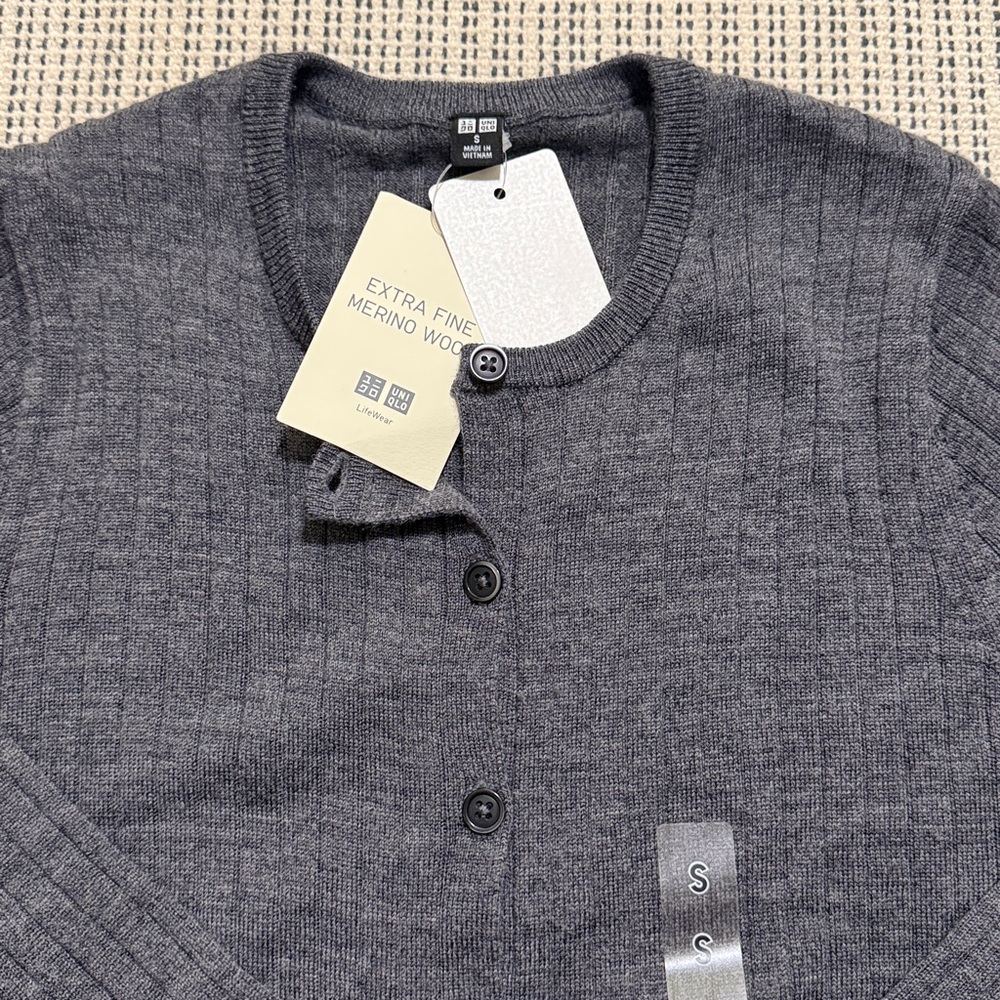 Uniqlo Women Short Cardigan - Picture 2 of 6